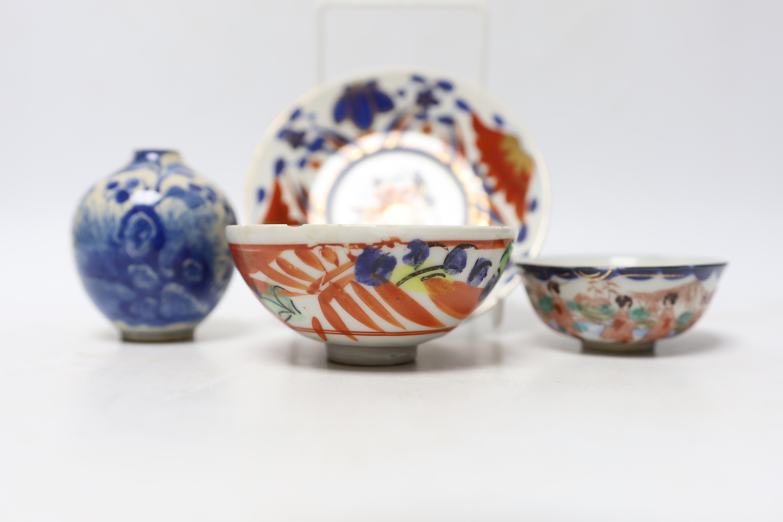 A Chinese soft paste porcelain miniature vase, two small bowls, and a small dish, vase 7cm (4)